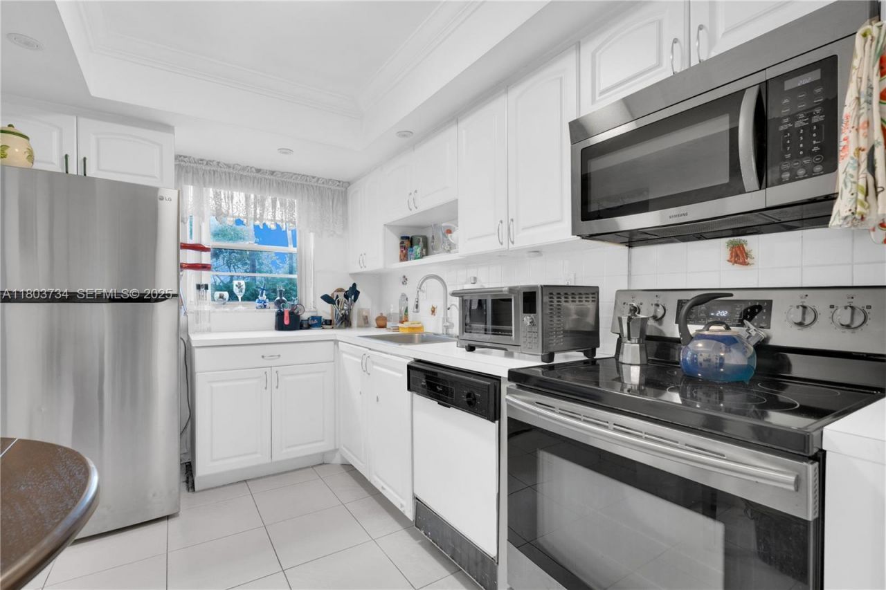 1400 Saint Charles Pl, Unit L4, Pembroke Pines, FL 33026 Photo