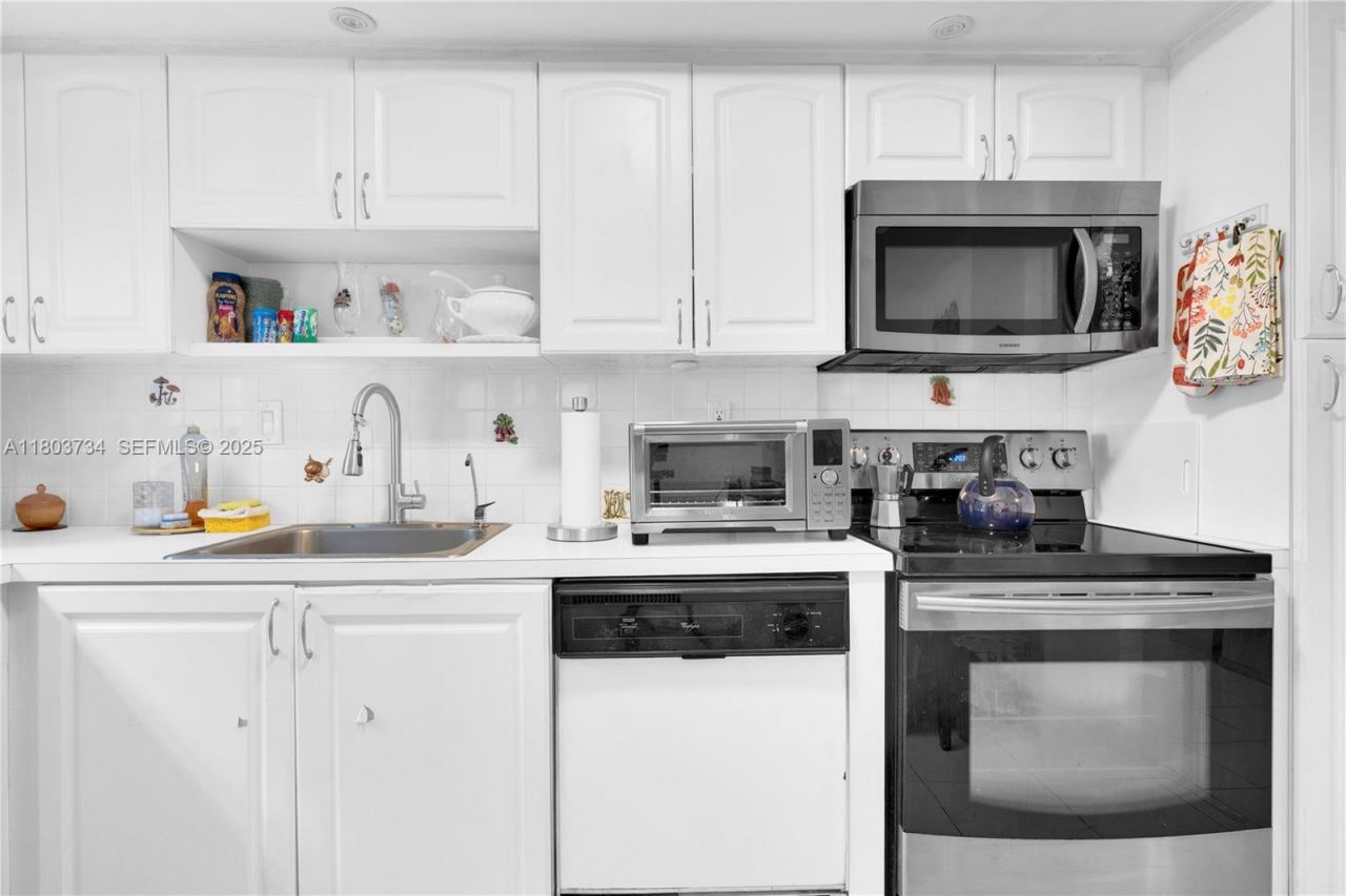 1400 Saint Charles Pl, Unit L4, Pembroke Pines, FL 33026 Photo