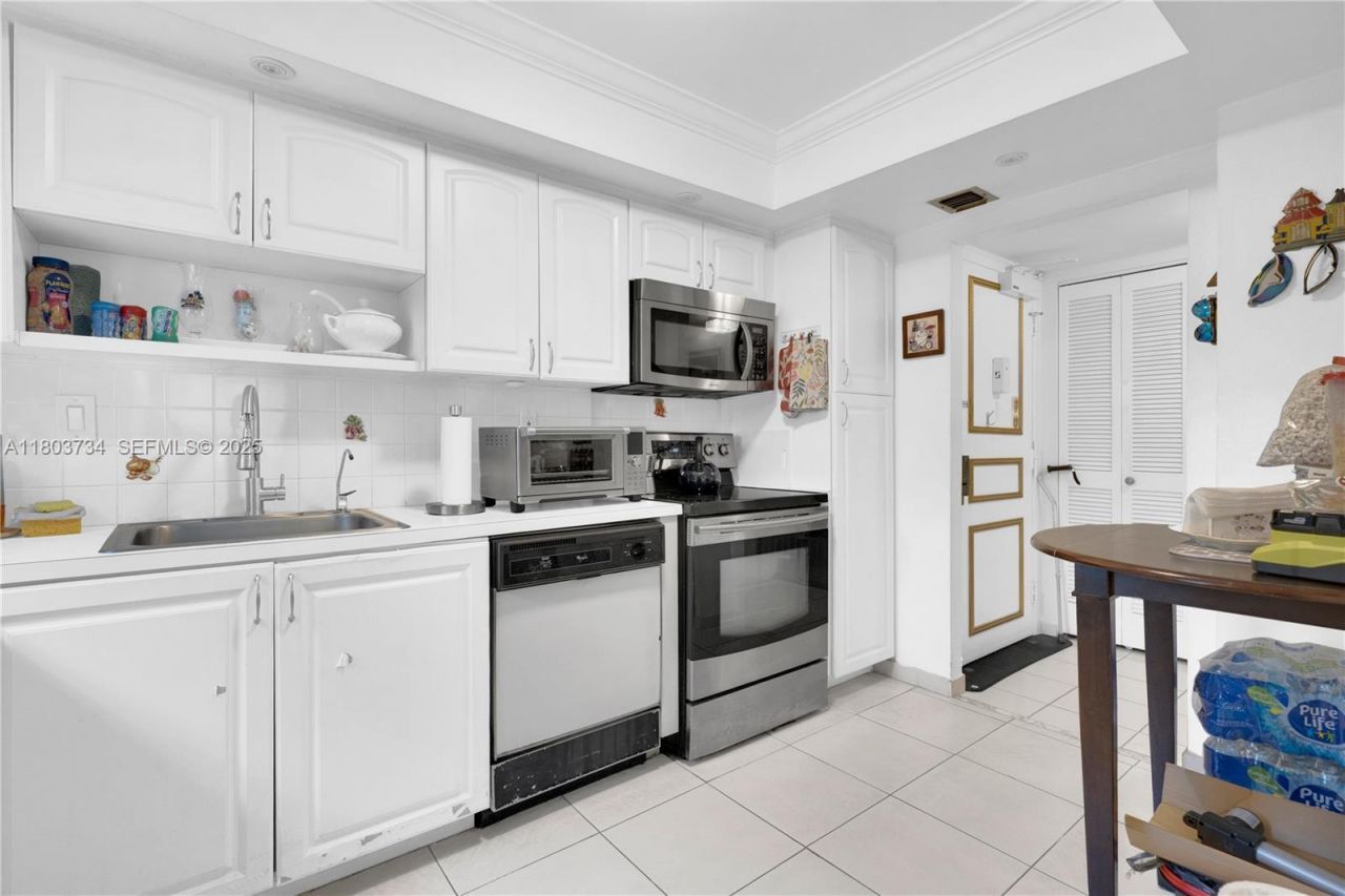 1400 Saint Charles Pl, Unit L4, Pembroke Pines, FL 33026 Photo