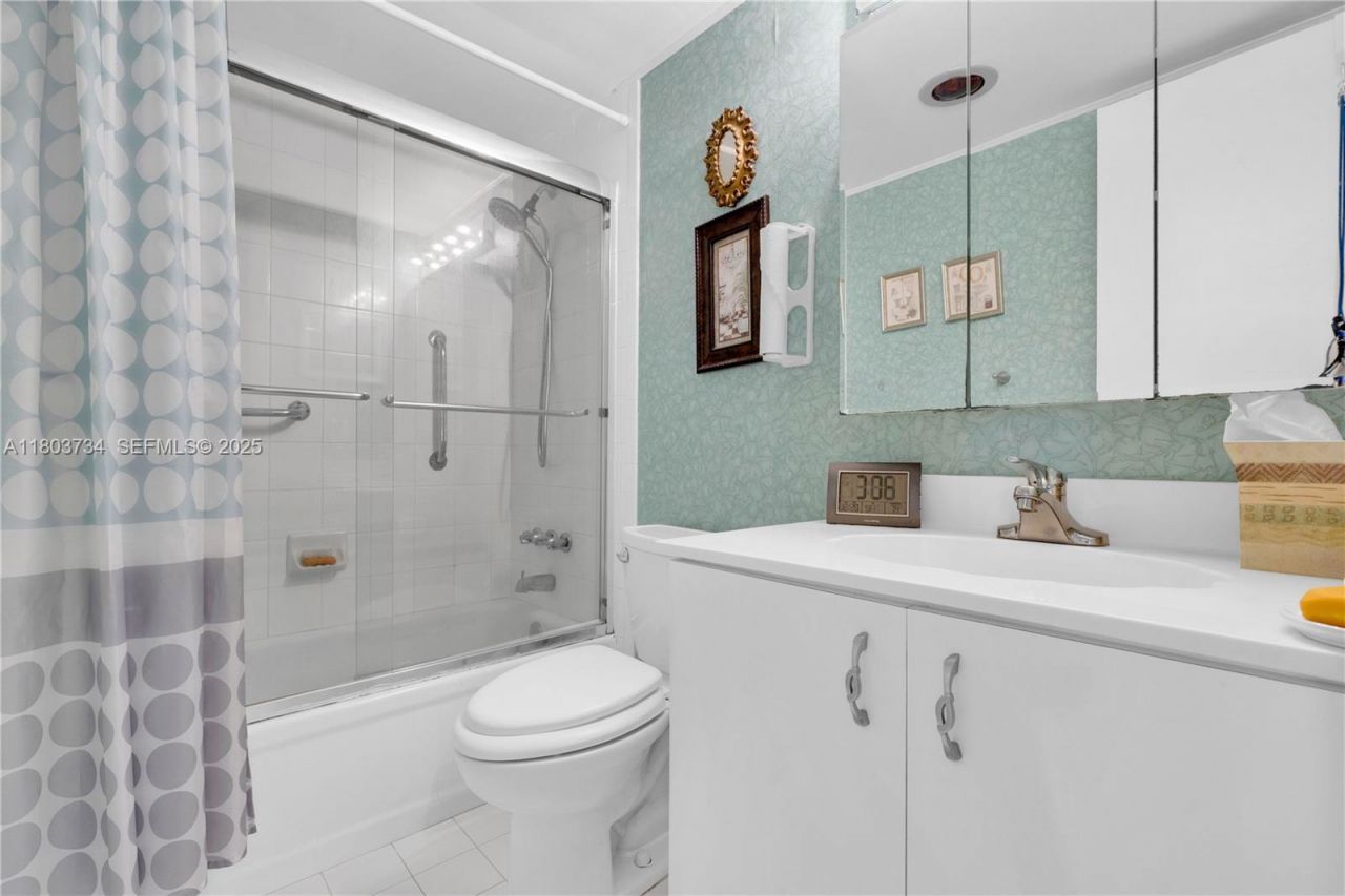 1400 Saint Charles Pl, Unit L4, Pembroke Pines, FL 33026 Photo