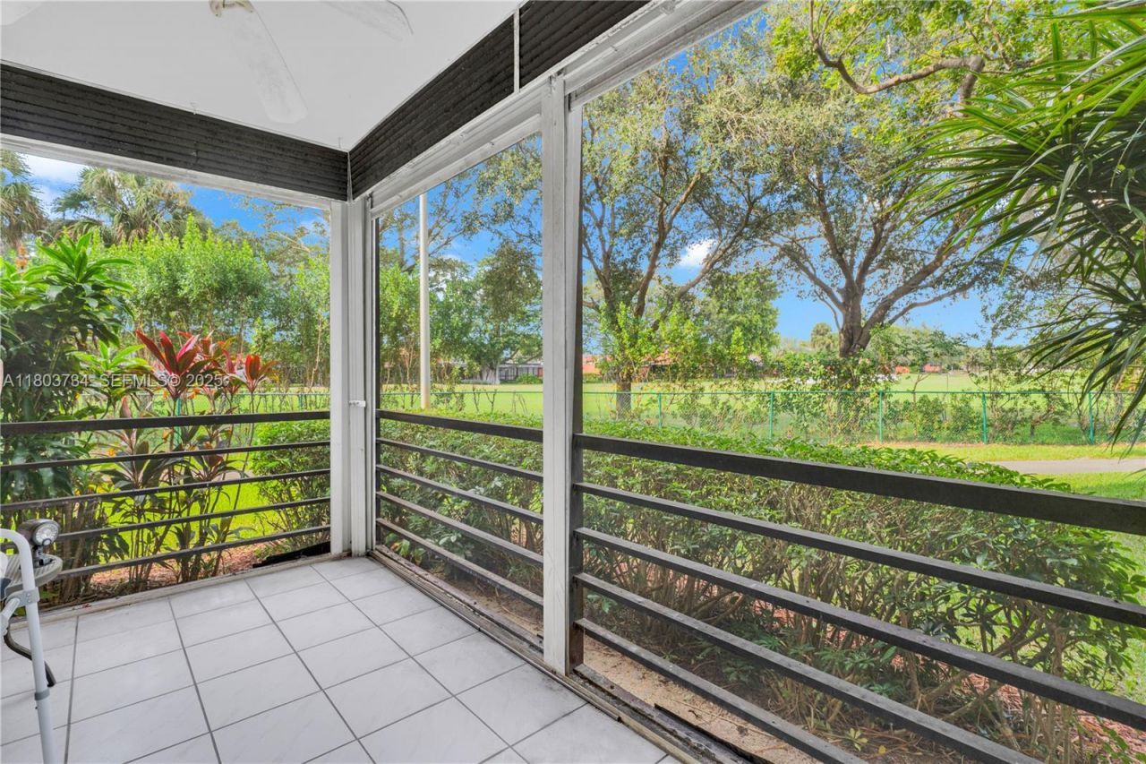 1400 Saint Charles Pl, Unit L4, Pembroke Pines, FL 33026 Photo