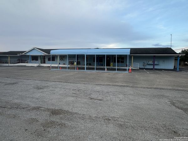 2000 10th, Floresville, TX 78114