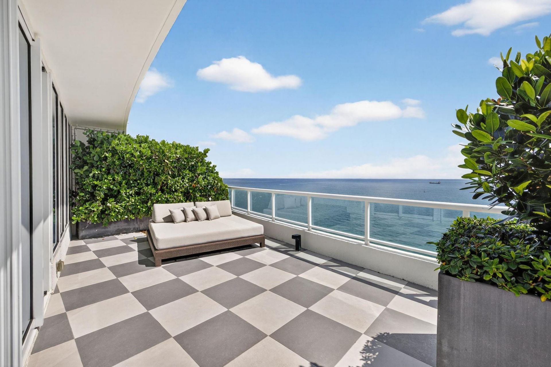 1 N Fort Lauderdale Beach Boulevard, Unit 2203, Fort Lauderdale, FL 33304 Photo