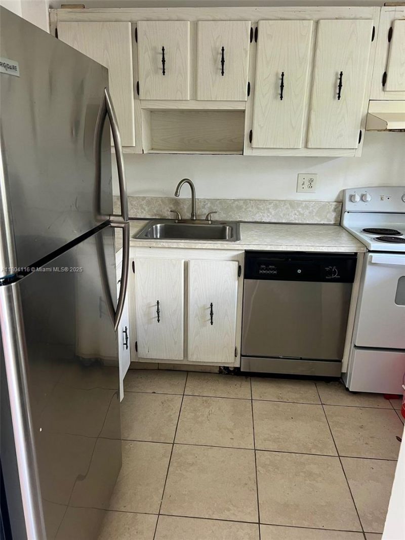 220 SW 9th Ave, Unit 117, Hallandale Beach, FL 33009 Photo