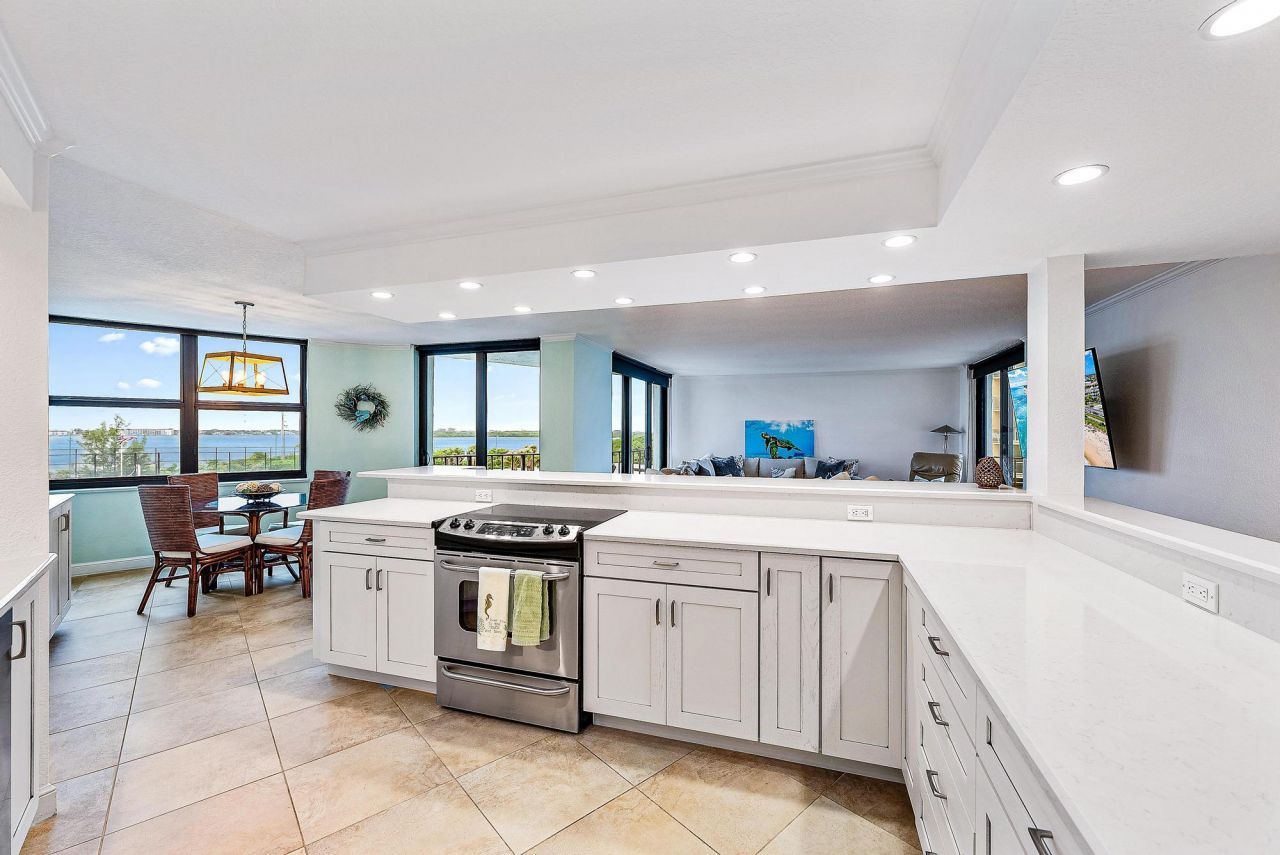 5420 N Ocean Drive, Unit 305, Singer Island, FL 33404 Photo