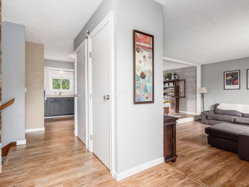 1340 W Choctaw Drive, London, OH 43140 Photo 3