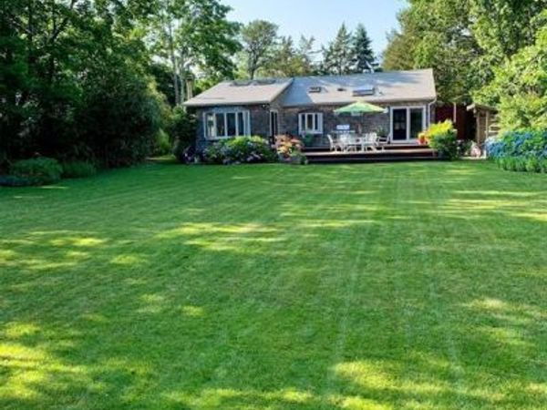 6 Lynn Court, Hampton Bays, NY 11946