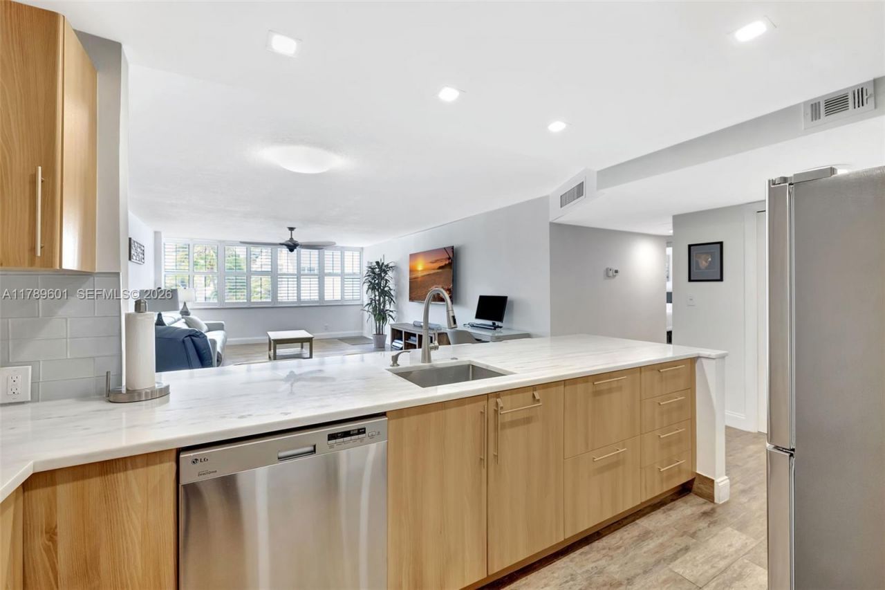 800 SE 20th Ave, Unit 303, Deerfield Beach, FL 33441 Photo