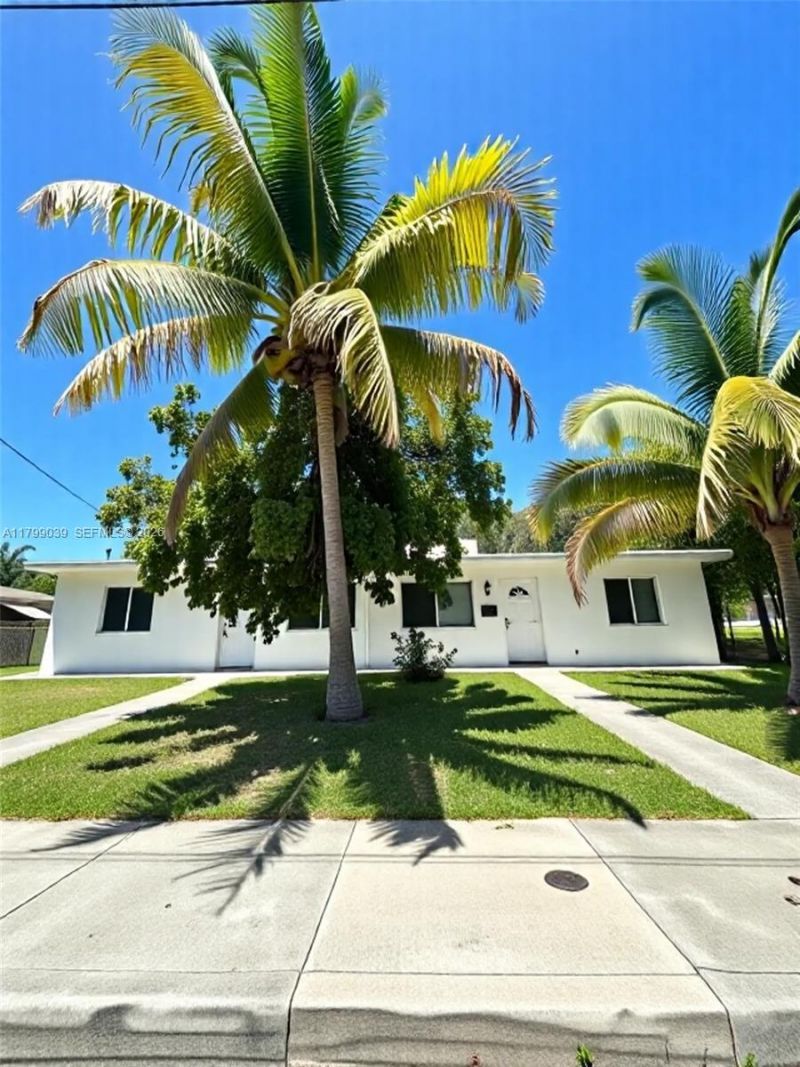 16204 NE 18th Ct, North Miami Beach, FL 33162 Photo