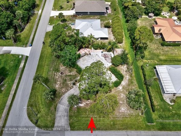 702 Lake Dr, Sebastian, FL 32958