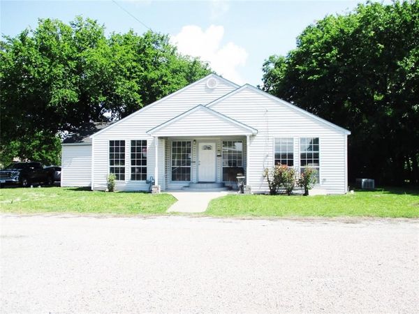 103 E Denison Avenue, Bonham, TX 75418