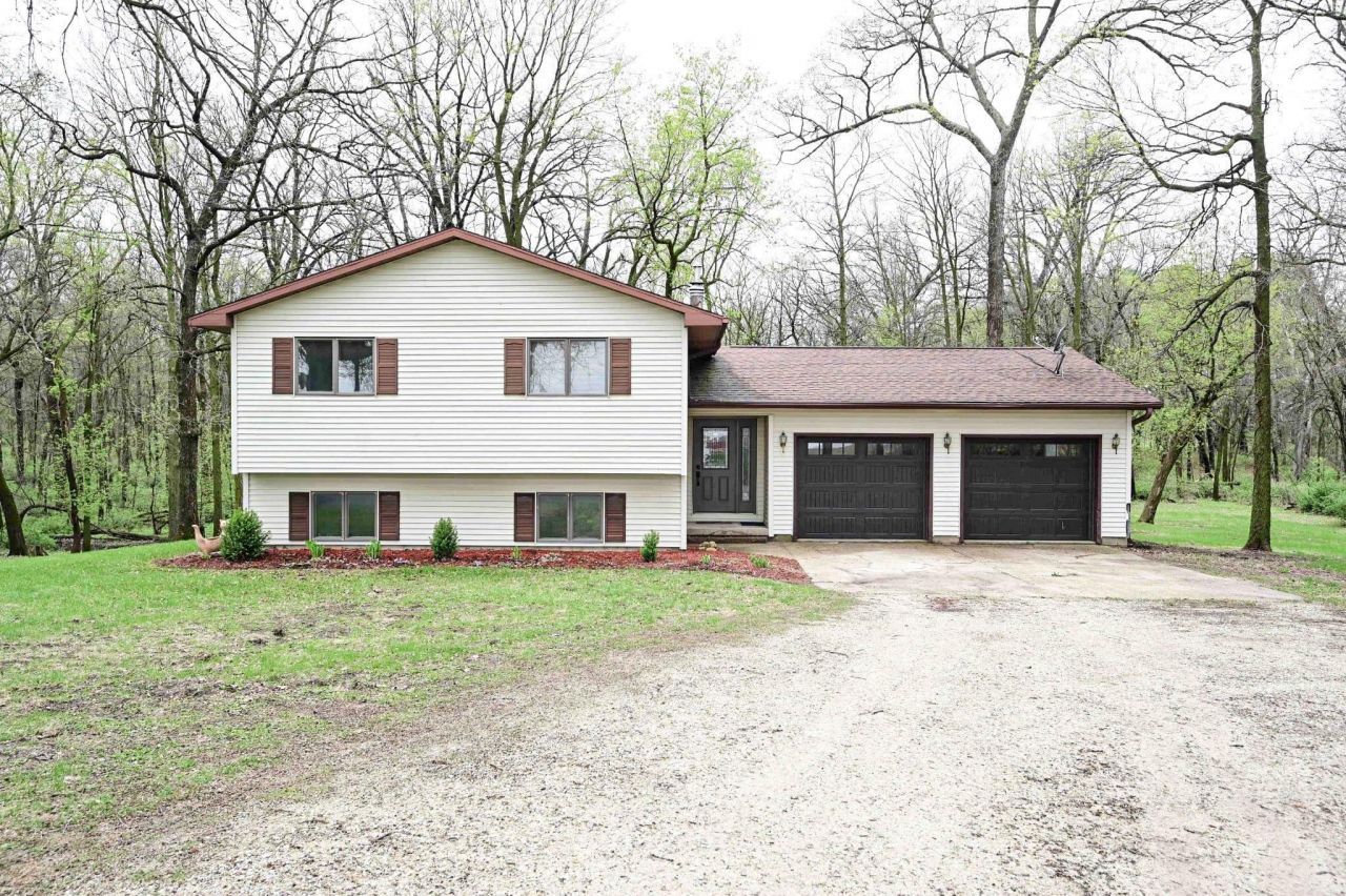 1729 162nd Ave, Manchester, IA 52057 Main Photo