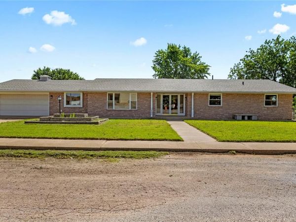 590 N Broadway Avenue, Hydro, OK 73048