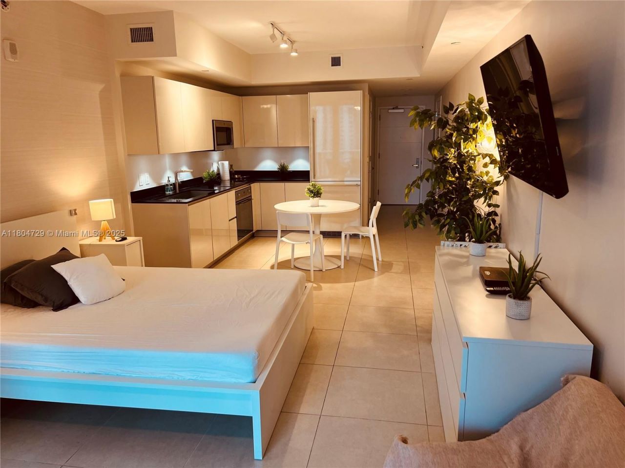 1010 Brickell Ave, Unit 2710, Miami, FL 33131 Photo