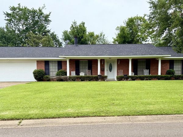 1842 Lake Trace Drive, Jackson, MS 39211