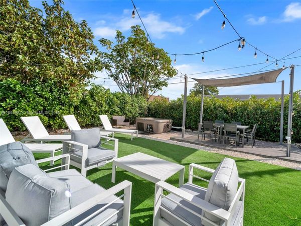 421 W Pembroke Rd, Hallandale Beach, FL 33009