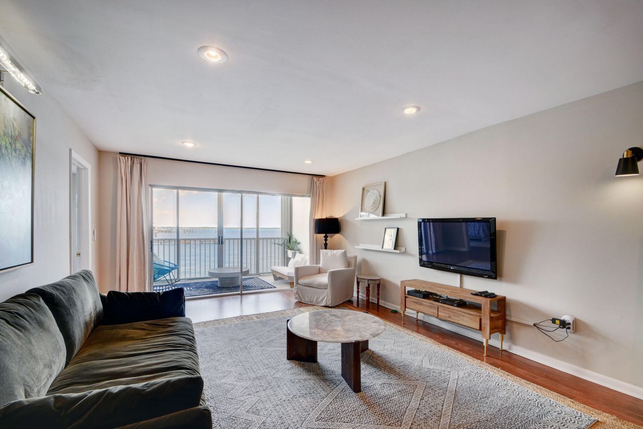 410 Wilma Circle, Unit 204, Riviera Beach, FL 33404 Photo