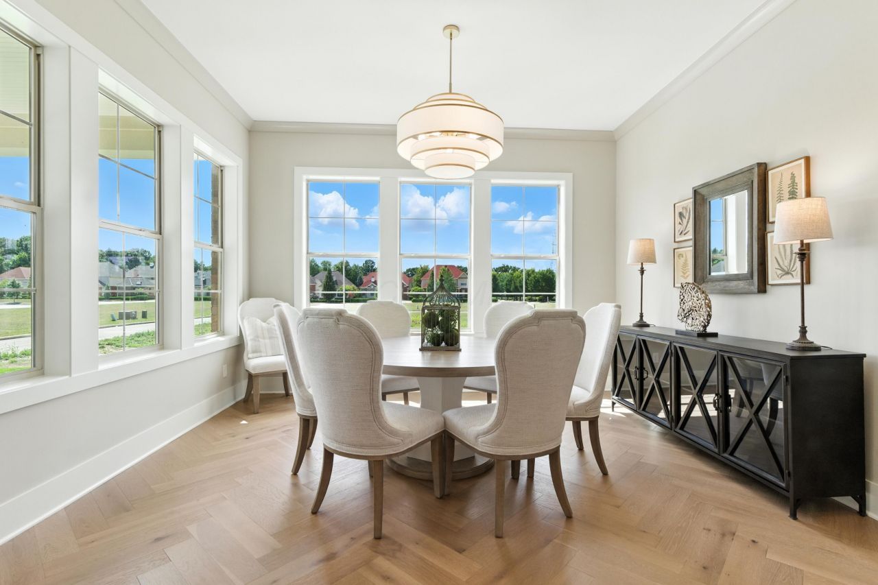 8101 Oaktree Drive S, Dublin, OH 43016 Main Photo