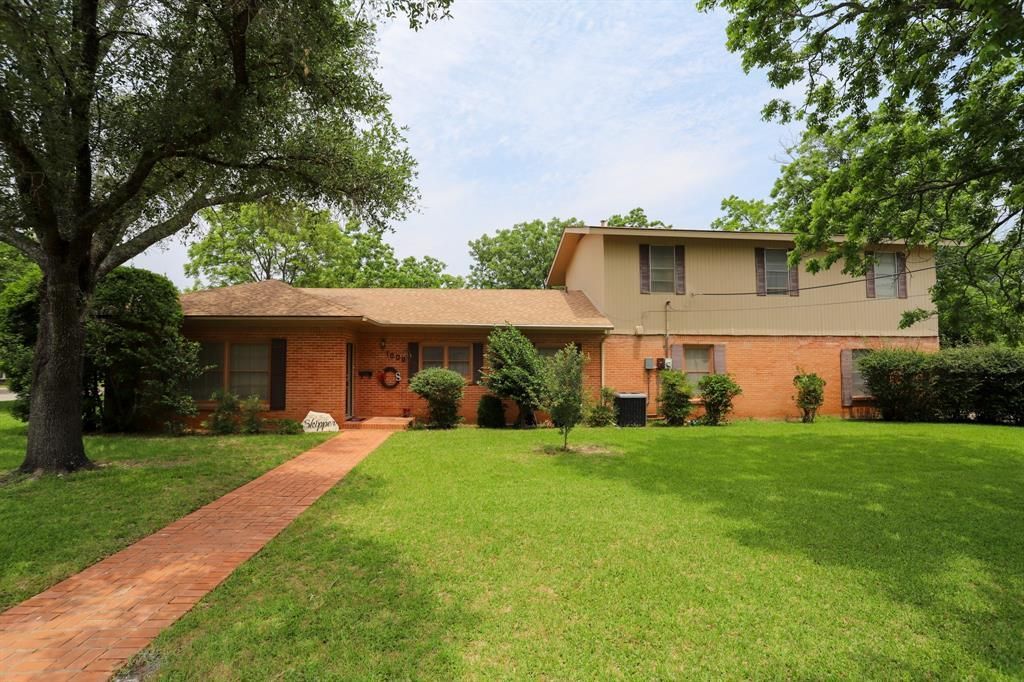 1000 S Harrison Street, McGregor, TX 76657 Main Photo