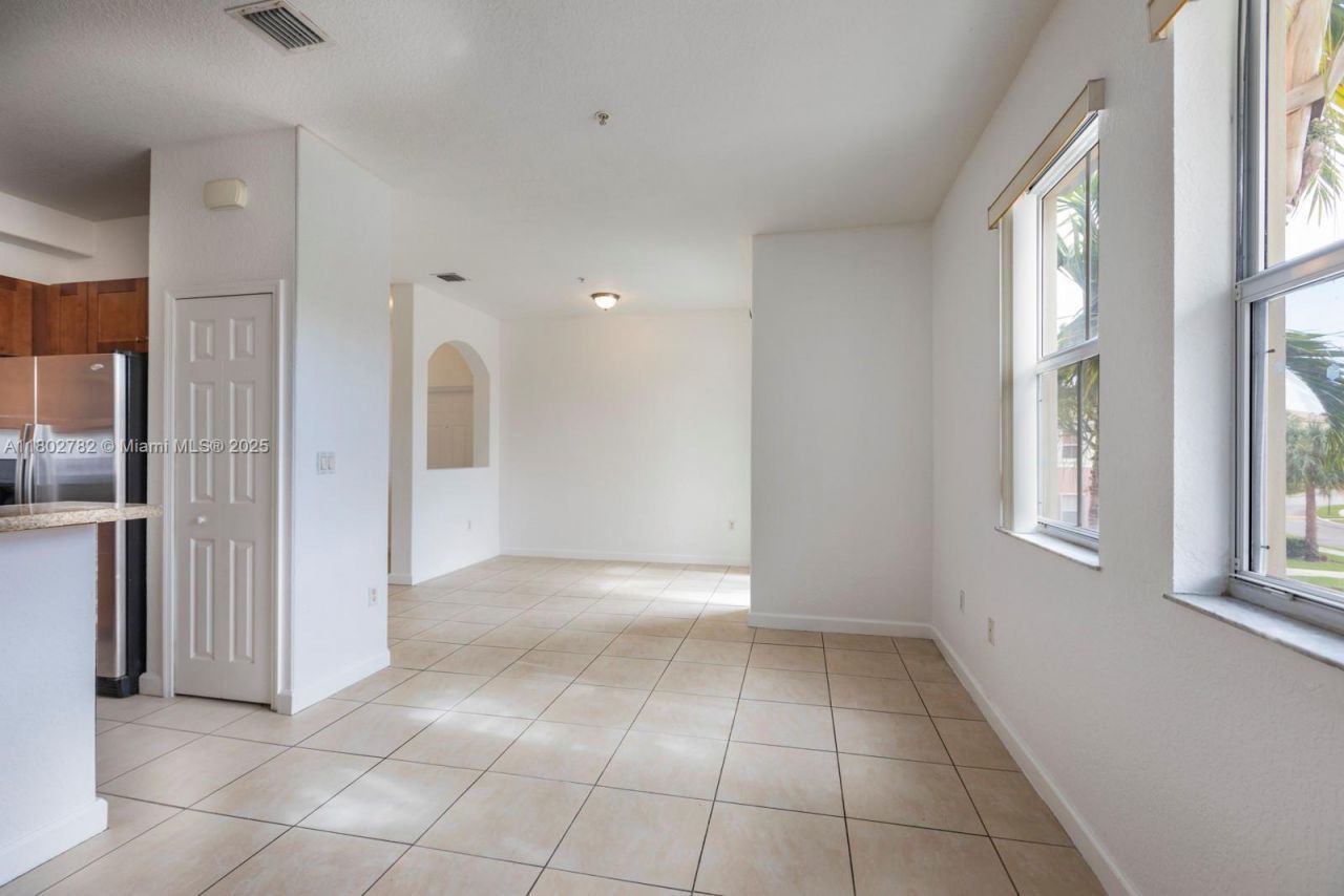 10022 NW 7th St, Unit 206, Miami, FL 33172 Photo