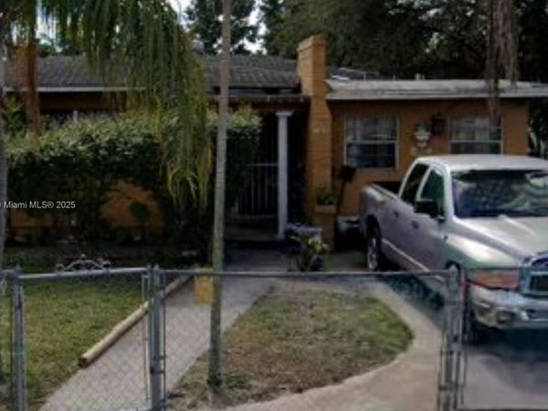 1076 NW 77th St, Miami, FL 33150