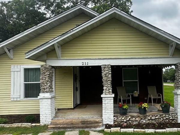 211 S Wickham Street, Alvord, TX 76225