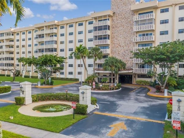 800 NE 195th St, Unit 720, Miami, FL 33179