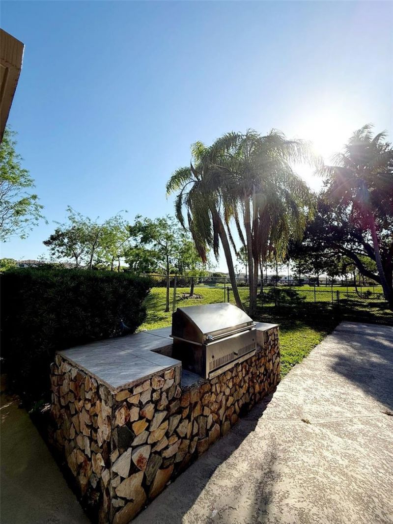 800 NE 195th St, Unit 720, Miami, FL 33179 Photo