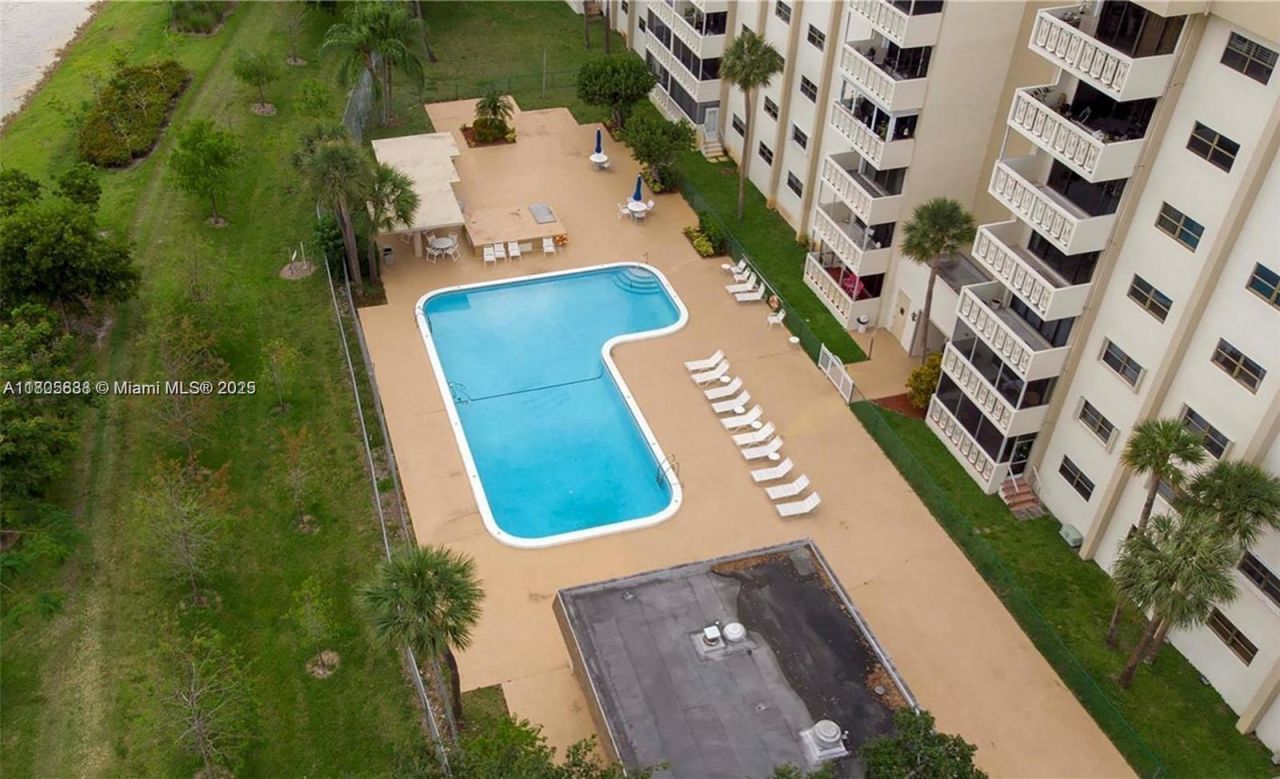 800 NE 195th St, Unit 720, Miami, FL 33179 Photo