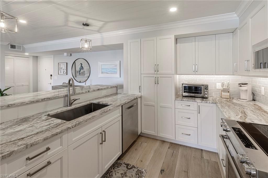 250 Park Shore Dr, Unit 302, Naples, FL 34103 Photo