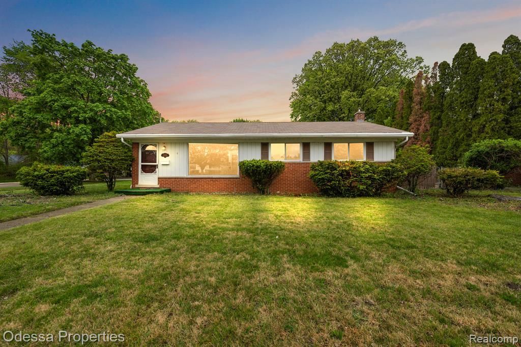 32038 Pembroke Street, Livonia, MI 48152 Main Photo