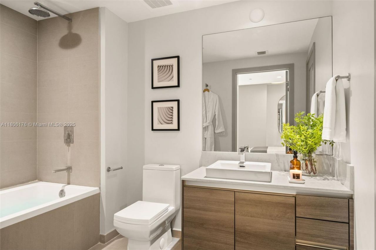 1080 Brickell Ave, Unit 3905, Miami, FL 33131 Photo