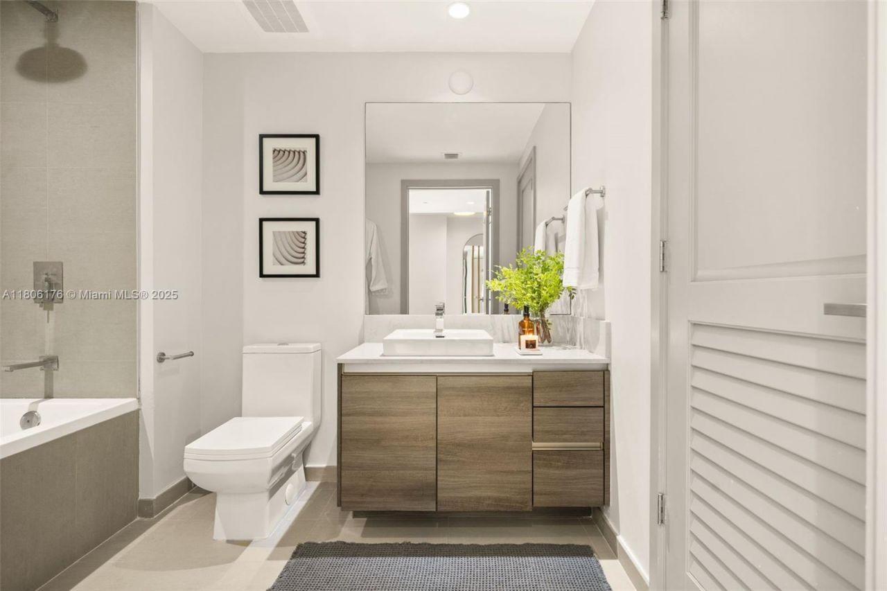 1080 Brickell Ave, Unit 3905, Miami, FL 33131 Photo