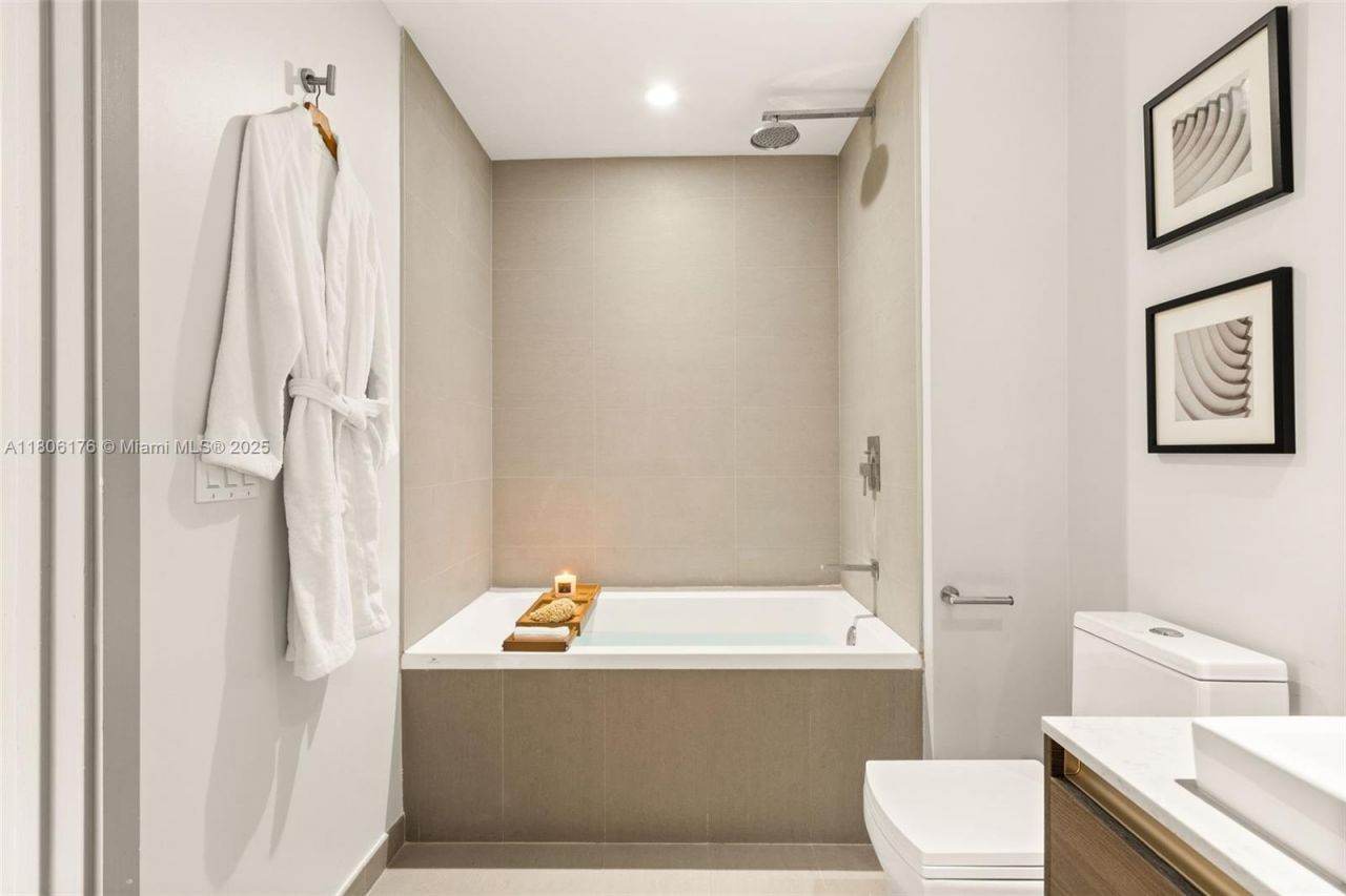 1080 Brickell Ave, Unit 3905, Miami, FL 33131 Photo