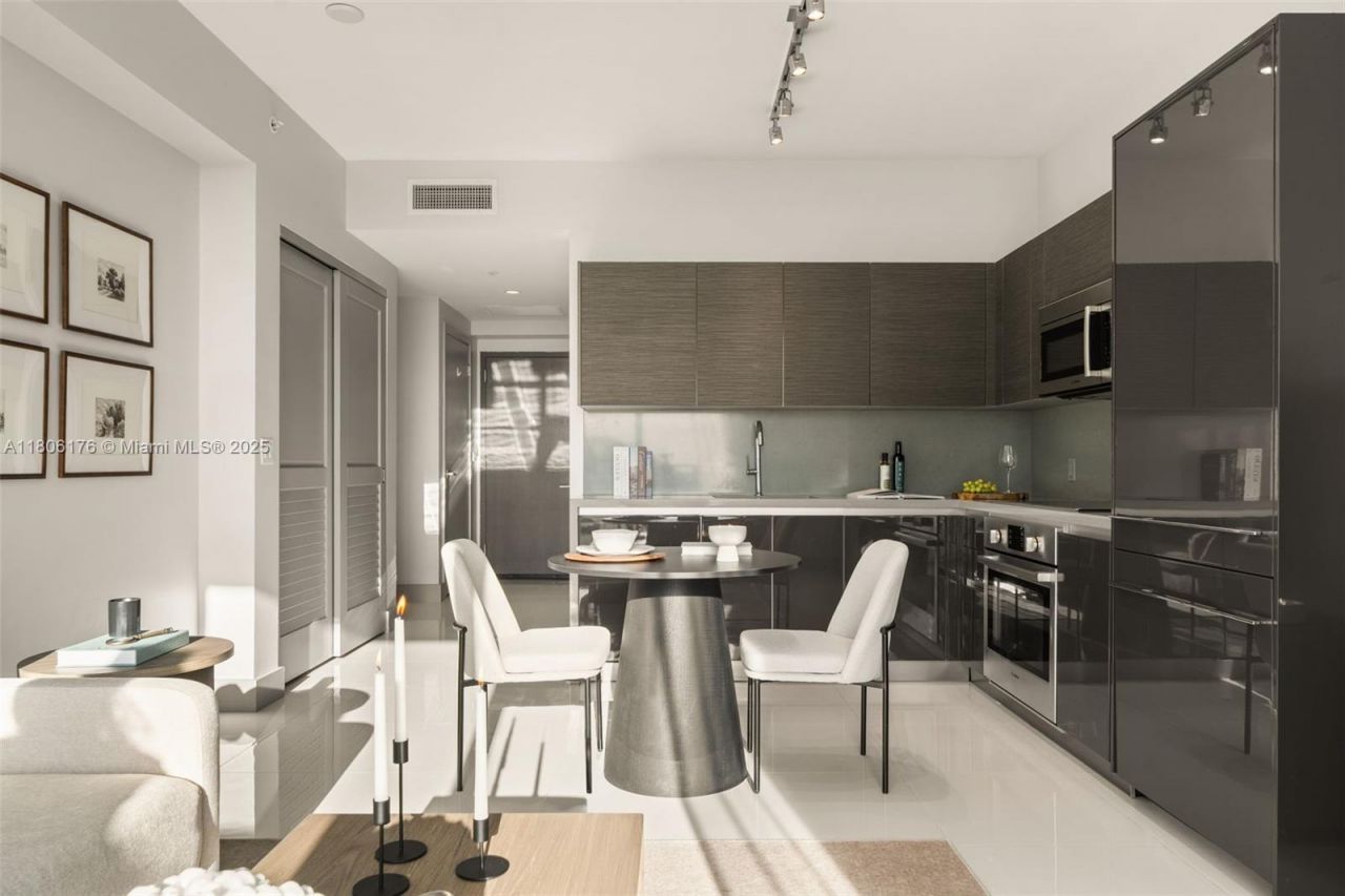 1080 Brickell Ave, Unit 3905, Miami, FL 33131 Photo