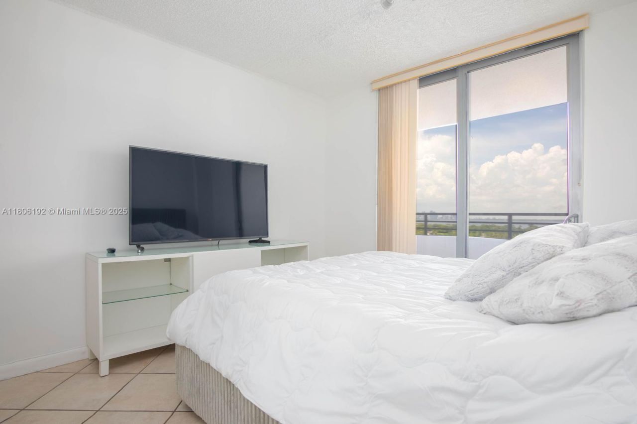 5555 Collins Ave, Unit 14U, Miami Beach, FL 33140 Photo
