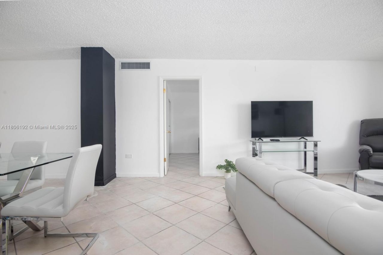 5555 Collins Ave, Unit 14U, Miami Beach, FL 33140 Photo