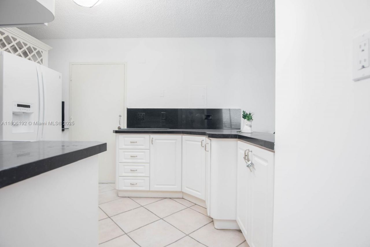 5555 Collins Ave, Unit 14U, Miami Beach, FL 33140 Photo