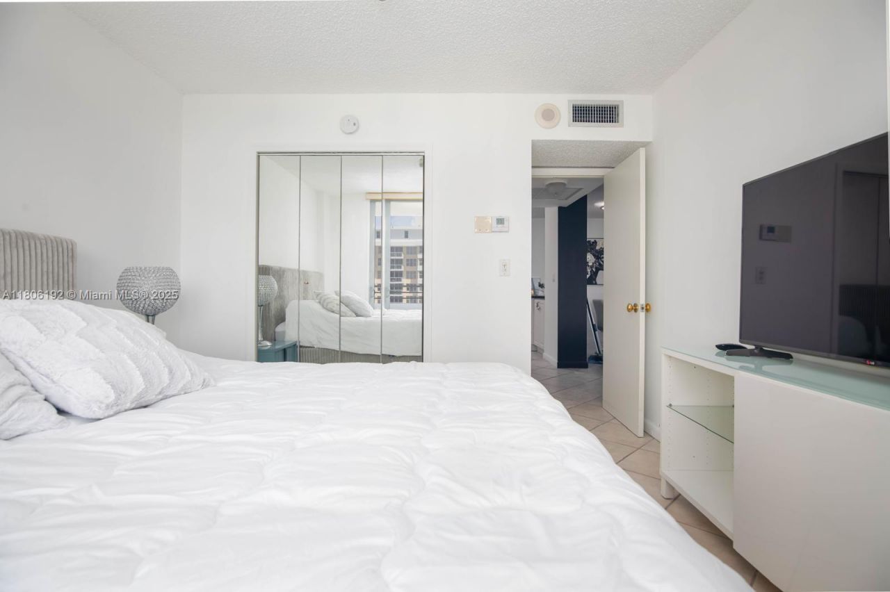 5555 Collins Ave, Unit 14U, Miami Beach, FL 33140 Photo