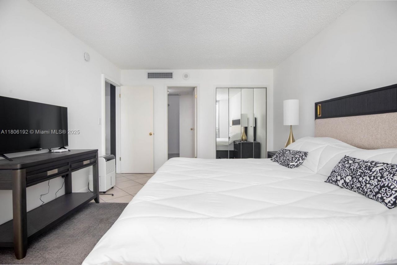 5555 Collins Ave, Unit 14U, Miami Beach, FL 33140 Photo