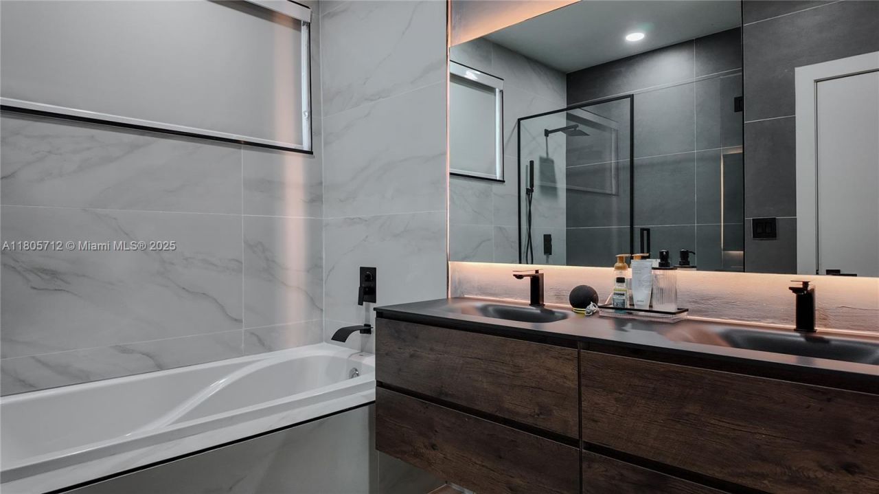 7221 NW 103rd Path, Doral, FL 33178 Photo