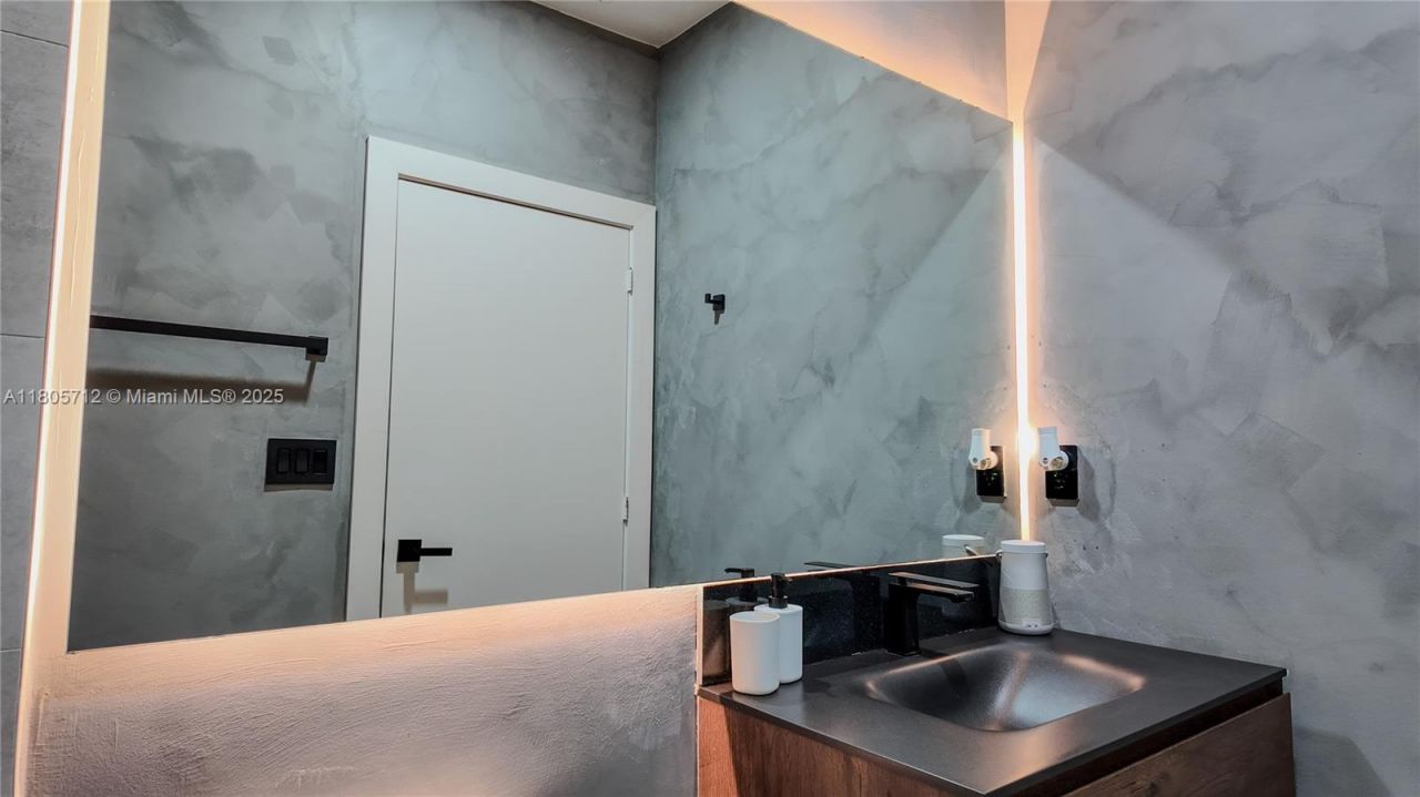 7221 NW 103rd Path, Doral, FL 33178 Photo