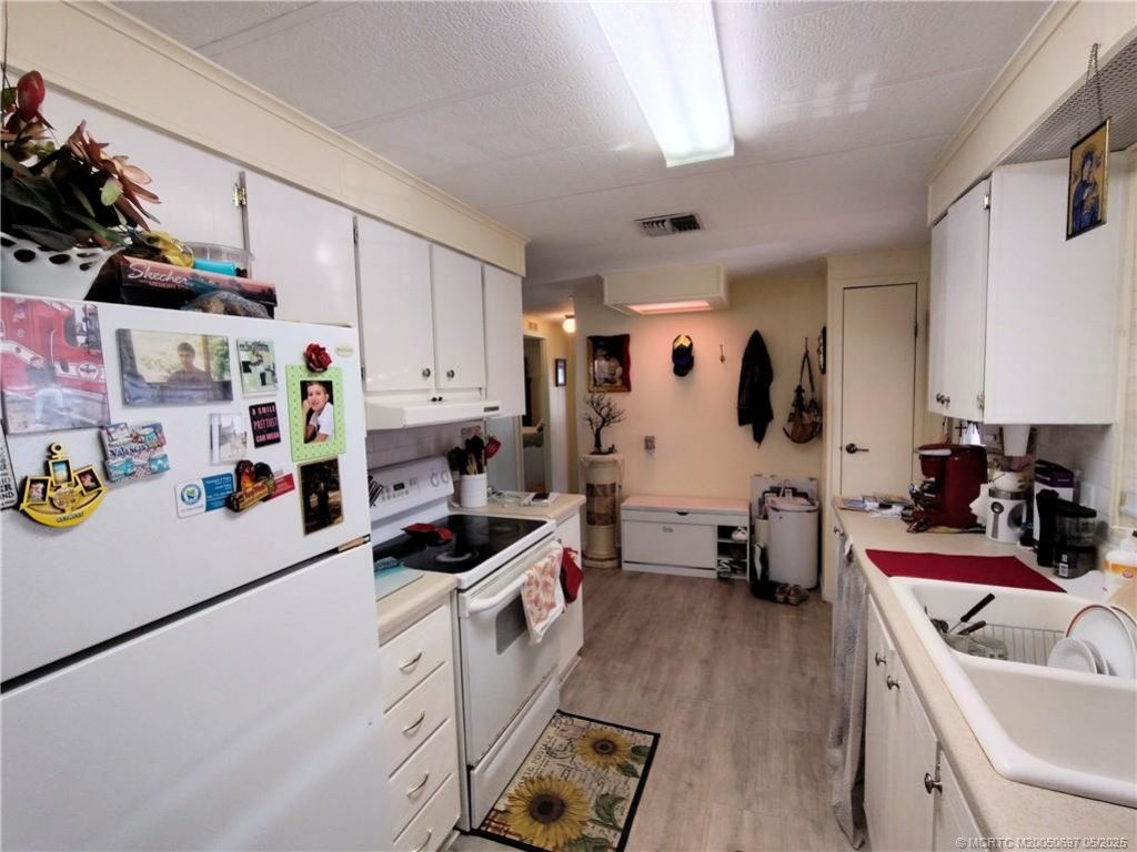 195 SE Trafalgar Terrace, Stuart, FL 34994 Photo