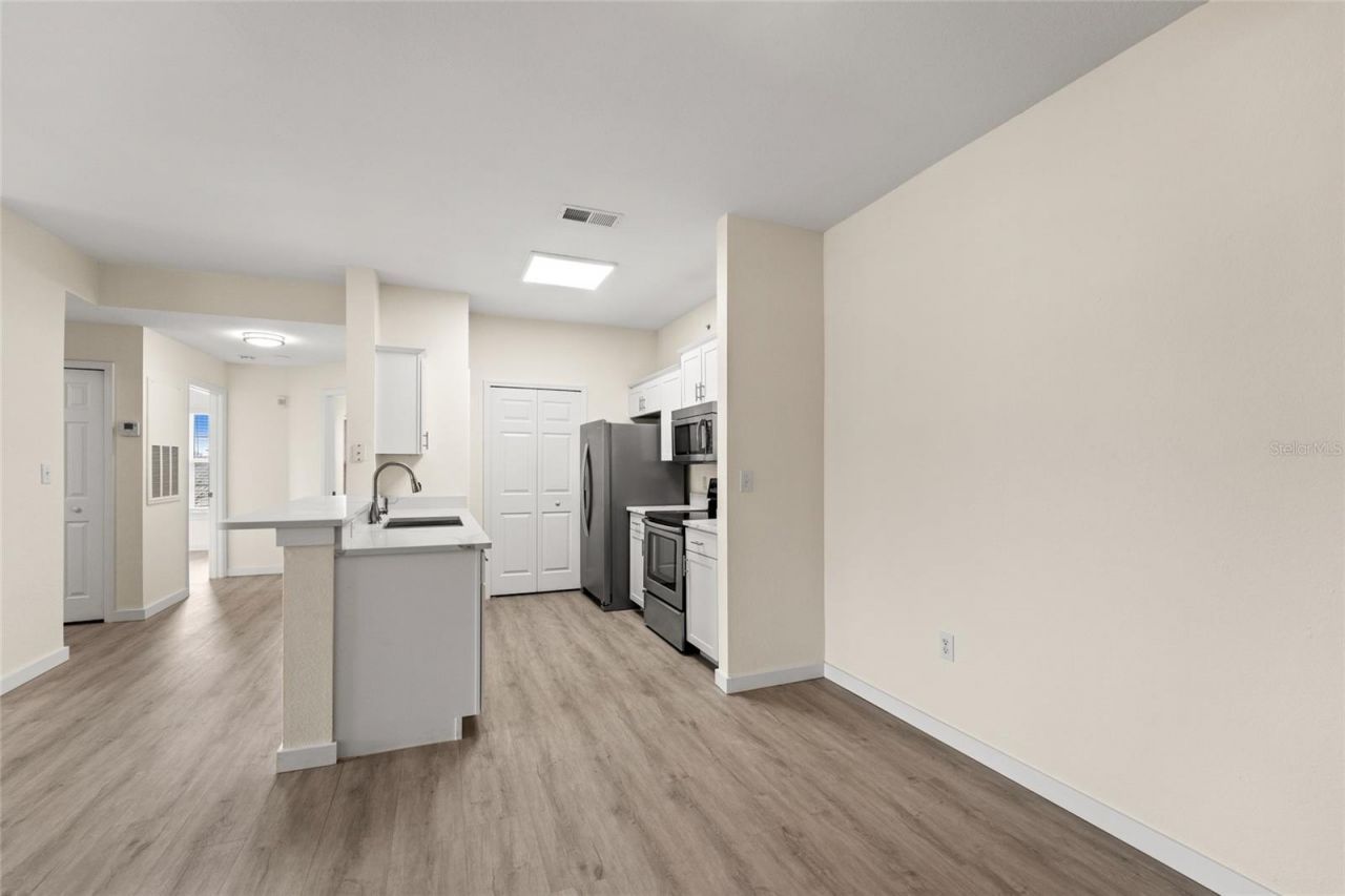 5447 Vineland Road, Unit 1308, Orlando, FL 32811 Photo