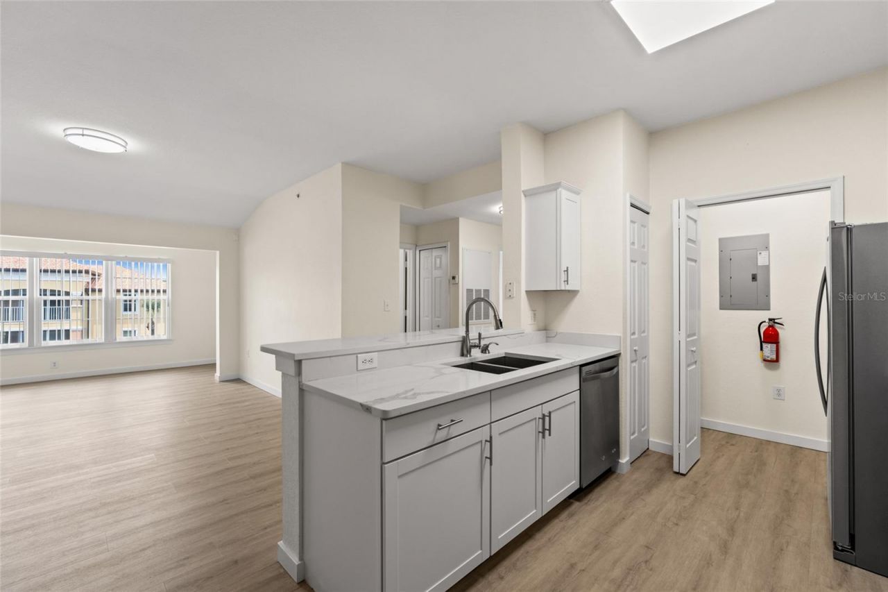 5447 Vineland Road, Unit 1308, Orlando, FL 32811 Photo