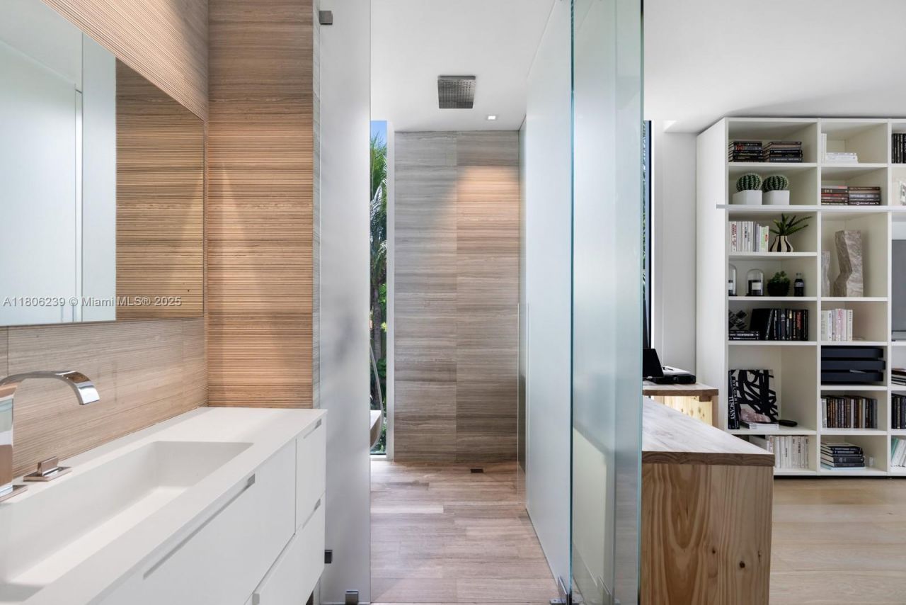 4700 N Meridian Ave, Miami Beach, FL 33140 Photo