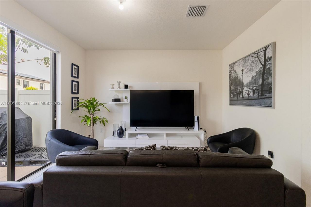 10966 W 33rd Way, Hialeah, FL 33018 Photo