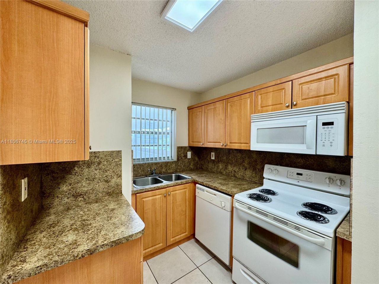 8810 Fontainebleau Blvd, Unit 318, Miami, FL 33172 Photo
