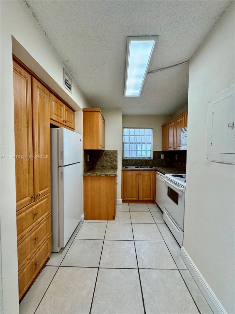 8810 Fontainebleau Blvd, Unit 318, Miami, FL 33172 Photo