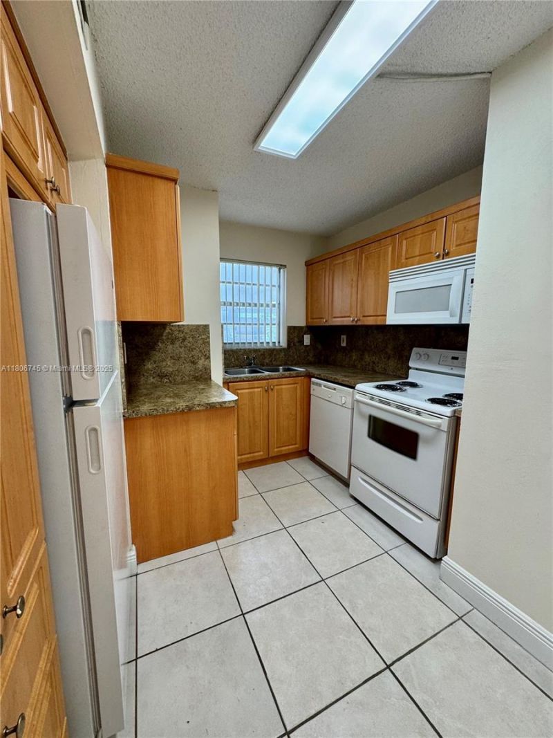 8810 Fontainebleau Blvd, Unit 318, Miami, FL 33172 Photo